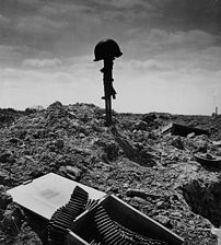 Temporary grave of an American machine-gunner ...
